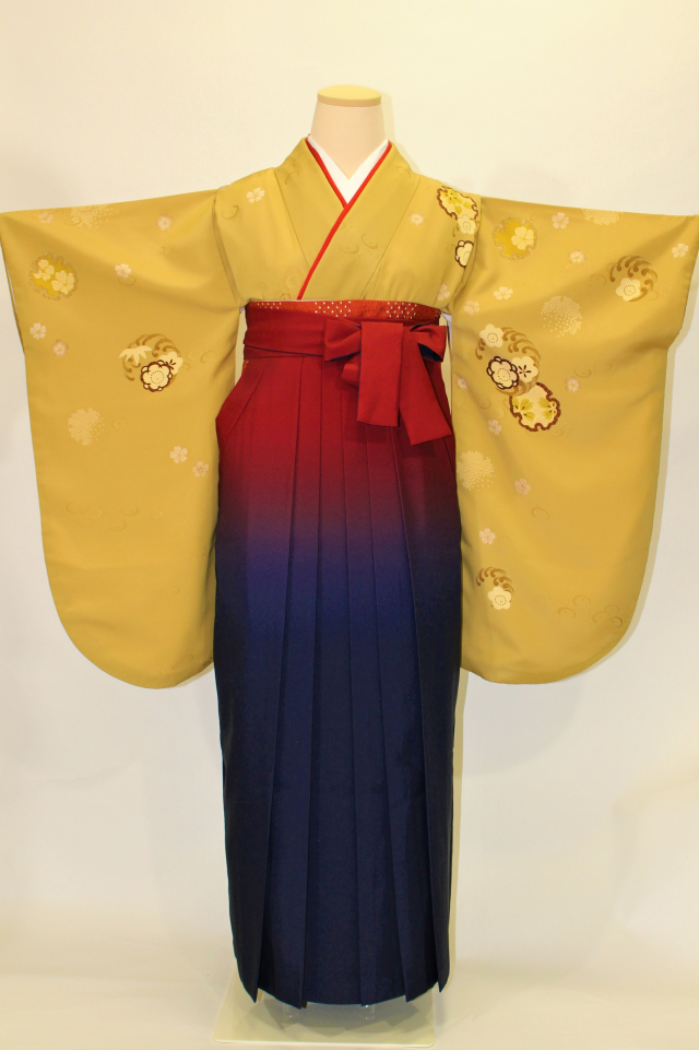 西宮出張着付けの2　金茶地に桜花の丸の二尺袖着物