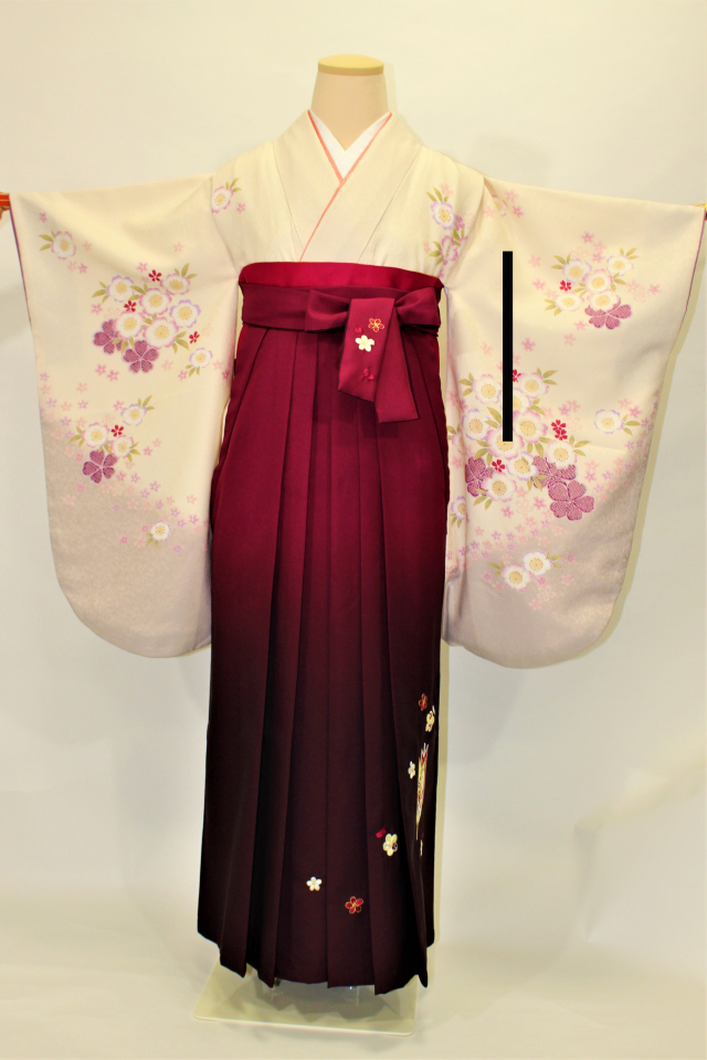 出張着付け芦屋の1　白地に桜の二尺袖着物