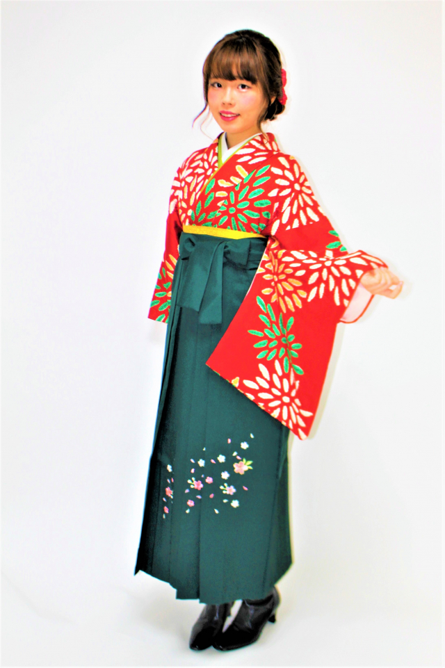 芦屋出張着付けの赤地に花火の絞り正絹着物　桜の刺繡緑の袴